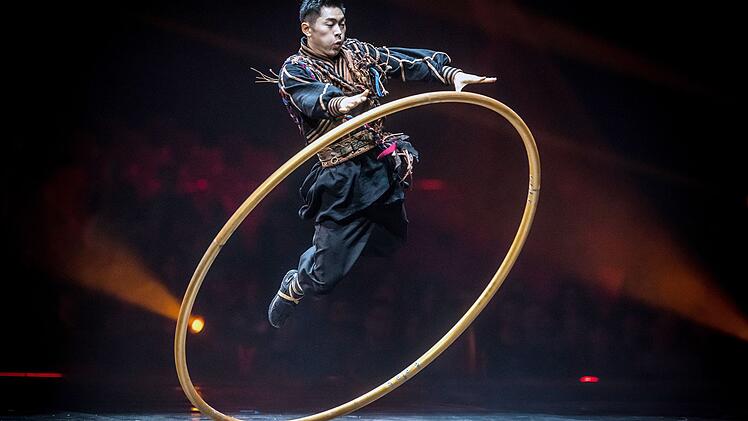 Die von Chen Tao geleitete Akrobaten-Truppe Guangzhou aus China gl&auml;nzt mit einem Cyr-Wheel (Ein-Reifen-Rh&ouml;nrad) in perfekter Pr&auml;zision.