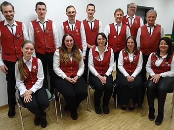 Der neue Vorstand (oben v.&nbsp;l.): Aaron Heil, Dirigent Michael Stettner, Gesch&auml;ftsf&uuml;hrer Sebastian Stettner, Stefan Freitag, Harald M&uuml;ller, Wolfgang Knippert, Vorsitzender Oswald Kremer, (unten v.&nbsp;l.) Jugendleiterin Hannah Hofmann, Ina Hennemann, Sc...