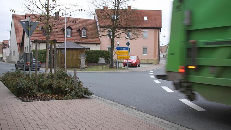 Ins Landesentwicklungsprogramm ist aufgenommen, dass die Gemeinde zum Bundesverkehrswegeplan angehört wird. Unser Bild zeigt die Ortsdurchfahrt in Eltingshausen.  Foto: Angelika Luga-Braun/Archiv
