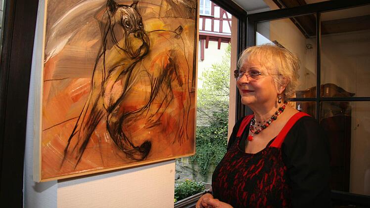 Heidi Reitberger liebt die Kunst von Horst Böhm. Fotos: Sonja Adam