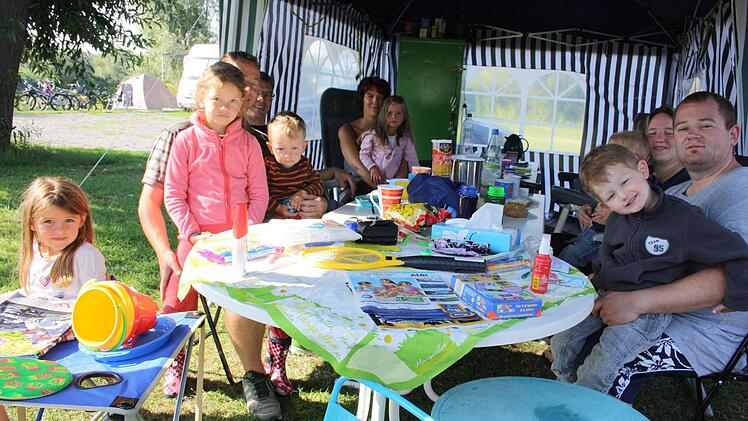 Auf dem Campingplatz Escherndorf fühlen sich Groß und Klein wohl.Den besten Beweis dafür liefern die Familien Stock und Donath. Fotos: Riegler