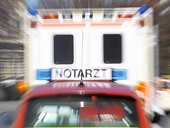 Ein Notarzteinsatzfahrzeug und ein Rettungswagen während eines Einsatzes Symbolbild: Stephan Jansen/dpa