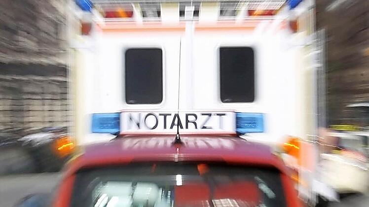 Ein Notarzteinsatzfahrzeug und ein Rettungswagen während eines Einsatzes Symbolbild: Stephan Jansen/dpa