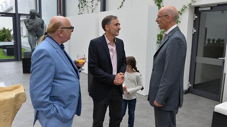 Die Vernissage. Rechts MGO-Geschäftsführer Walter Schweinsberg