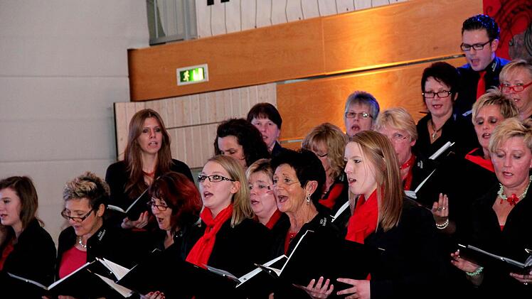 Bei den Adelsdorfern singen auch viele junge Leute mit. Fotos: Johanna Blum