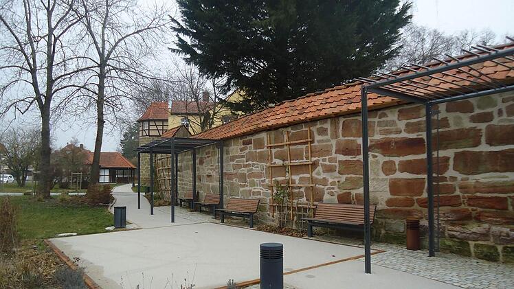 Die restaurierte Stadtmauer an der Südseite des Schlosparks Foto: Stefanie Karl