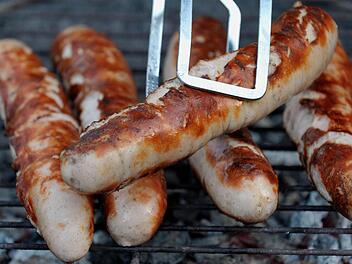 Die Grillsaison hat begonnen - und neun von zehn Deutschen grillen gerne. Foto: Hendrik Schmidt/dpa
