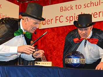 Udo Hochrein und Bernd Pfister versuchten als Zauberer "Diegfried und Boy" die Tiefen den Poppenläurer Faschings und ihrer Protagonisten zu ergründen. Foto: Annette Warmuth