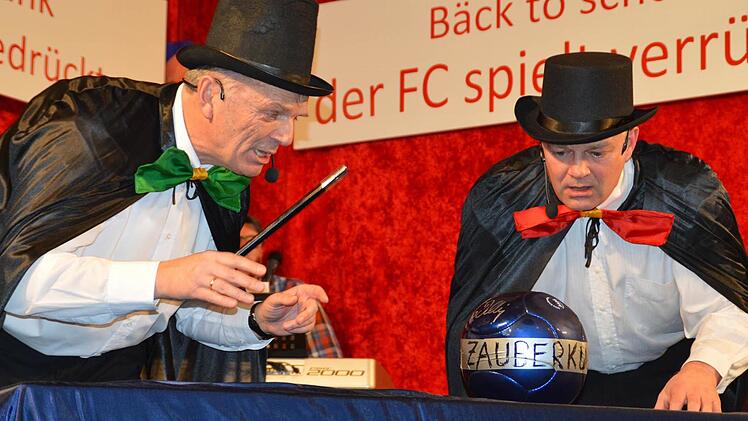 Udo Hochrein und Bernd Pfister versuchten als Zauberer "Diegfried und Boy" die Tiefen den Poppenläurer Faschings und ihrer Protagonisten zu ergründen. Foto: Annette Warmuth