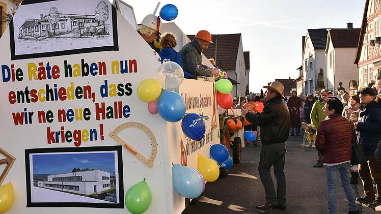 Das "Planungsbüro" des Turnvereins Obertheres hatte die Pläne für die neue Sporthalle schon dabei. Foto: Ulrike Langer