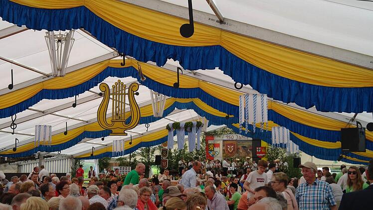 Im Festzelt wurde weiter gefeiert.  Foto: Stephanie Elm