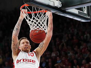 Brose Bamberg-Spieler Daniel Theis zimmert gegen Oldenburg den Ball in den Korb. Darf er gerne auch gegen Panathinaikos Athen wiederholen.