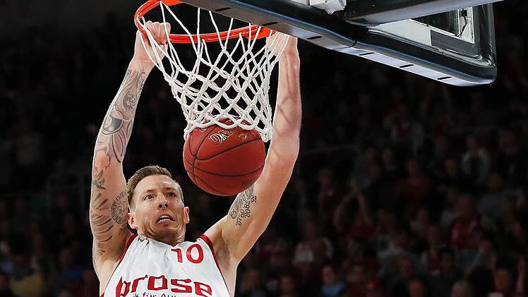 Brose Bamberg-Spieler Daniel Theis zimmert gegen Oldenburg den Ball in den Korb. Darf er gerne auch gegen Panathinaikos Athen wiederholen.