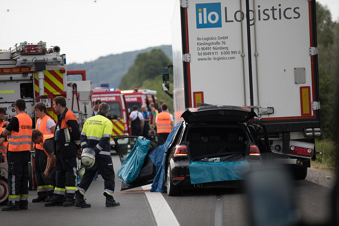 Vom Lkw mitgeschleift – Autofahrer auf A9 bei Greding lebensgefährlich verletzt