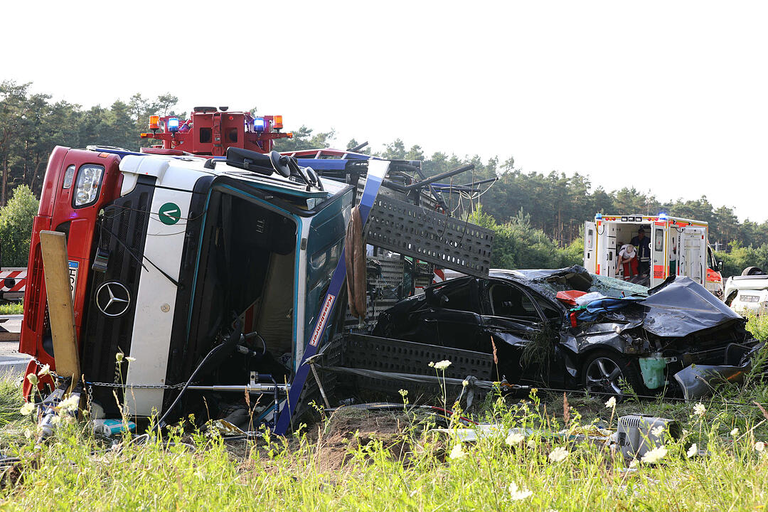 Kampf gegen die Zeit: Vollbeladener Autotransporter ŸberschlŠgt sich auf der A9 - Feuerwehr braucht anderthalb Stunden, um eingeklemmten Fahrer zu befreien