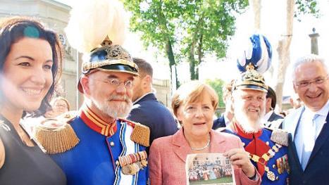 Angela Merkel, Staatsminister Joachim Herrmann und Staatssekretärin Dorothee Bär mit historischen Persönlichkeiten mit Ludwig Büchner (2. von links) und Peter Krug (2. von rechts), die in den Kostümen historischer Persönlichkeiten gekommen waren. Foto: Heike Beudert
