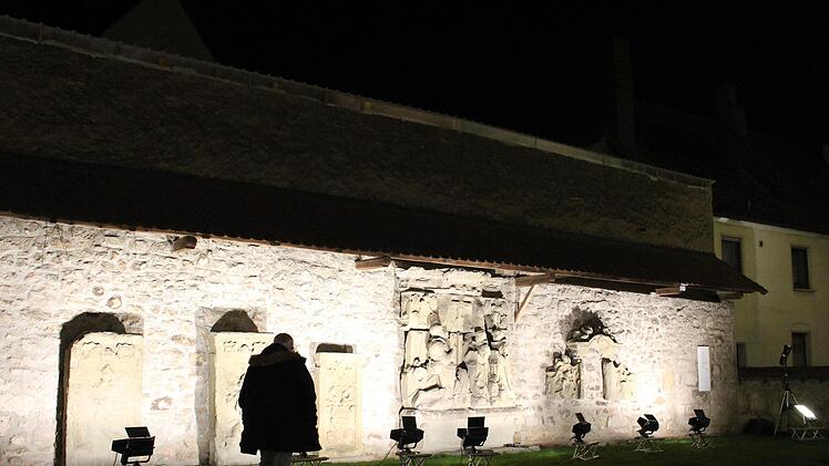 Die alte Kirchhofmauer mit den Grabdenkmälern kam durch die Beleuchtung richtig zur Geltung.Evi Seeger