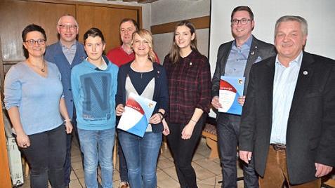 Verdiente Musiker wurden geehrt (v.l.): Meike Steiger (1. Vorsitzende), Alexander Klug (stellv. Kreisvorsitzender NBMB), Tim Baumstark, 3. B&uuml;rgermeister Klaus Dressel, Diana Ferenz, Chiara Sasso, Daniel Hilbert, Wolfgang M&uuml;ller (Kreisvorsitzender NBMB).  Foto: Karl-Heinz Hofmann