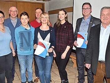 Verdiente Musiker wurden geehrt (v.l.): Meike Steiger (1. Vorsitzende), Alexander Klug (stellv. Kreisvorsitzender NBMB), Tim Baumstark, 3. Bürgermeister Klaus Dressel, Diana Ferenz, Chiara Sasso, Daniel Hilbert, Wolfgang Müller (Kreisvorsitzender NBMB).  Foto: Karl-Heinz Hofmann