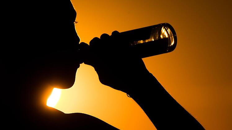 Laut der Studie darf derf ohne Bedenken kräftig angestoßen werden. Symbolbild. Foto: Julian Stratenschulte,/dpa