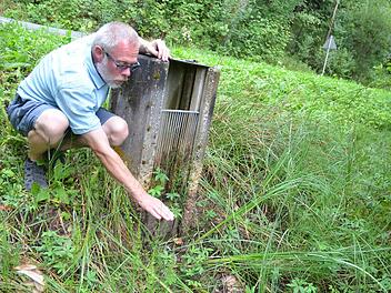 Frank Reißenweber zeigt, wie hoch das Wasser im Waschteich normalerweise stehen sollte.Rainer Lutz