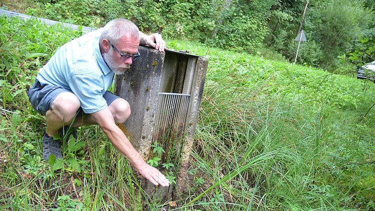 Frank Reißenweber zeigt, wie hoch das Wasser im Waschteich normalerweise stehen sollte.Rainer Lutz