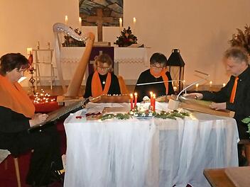 Die "Saitenpfeifer aus ORML" gestalteten das feierliche Adventskonzert zum Kirchweihfest in der Bethlehem-Kirche Mannflur. Unser Bild (zeigt von links) Karin Pfaffenberger, Sabine Goller, Ruth Rau und Ambros Rödel bei ihrem Spiel. Foto: Klaus-Peter Wulf