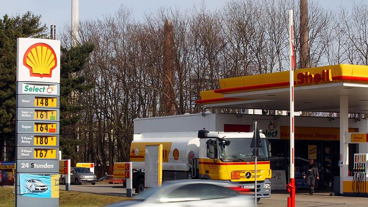 Mit Abstand am teuersten sind die 13 verglichenen Produkte im Shop der Shell Tankstelle. Symbolfoto: Oliver Berg/dpa