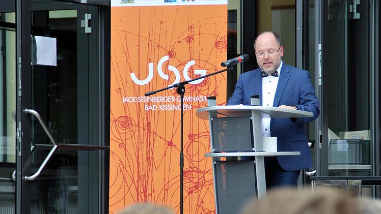 OStD Markus Arneth begrüßt die Festgäste im Pausenhof des Gymnasiums.Werner Vogel