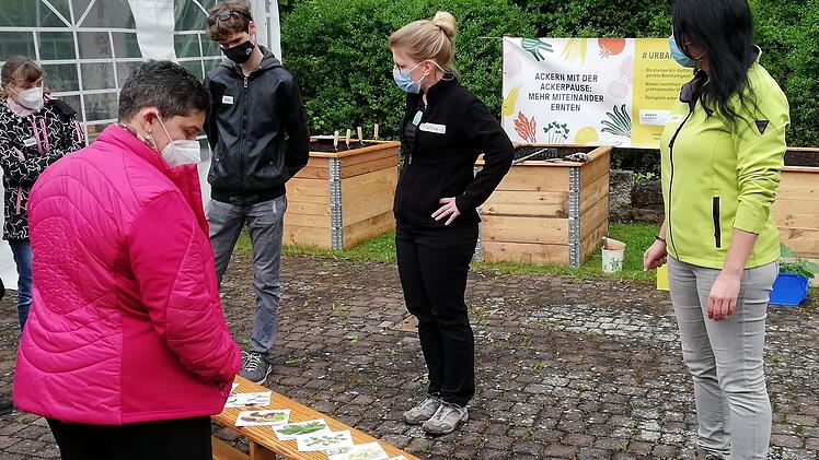 Mitarbeiter der Nüdlinger Werkstatt beim Einführungsworkshop ins Präventionsprojekt "Ackerpause".