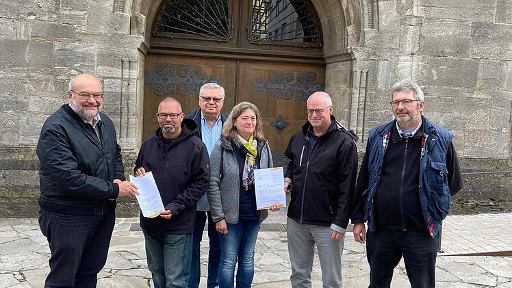 Pfarrer Peter Rüb, Diakon Jochen Lauterwald, Gemeindereferentin Ulrike Keßler, P. Markus Reis und P. Rudolf Götz (vorne von links) sind das hauptamtliche Seelsorgerteam. Hinten steht der Vertreter der Laien, Erhard Ledermann. Foto: Michael Pfrang