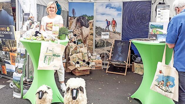Anl&auml;sslich der Jubil&auml;en 40 Jahre Wandermagazin und 25 Jahre Reisemagazin Tambiente feierte die 1. OutdoorWelt im August 2024 in K&ouml;ln-Lindenthal eine erfolgreiche Premiere. Unter den zahlreichen Ausstellern pr&auml;sentierte sich die Rh&ouml;n GmbH (im Bild ...