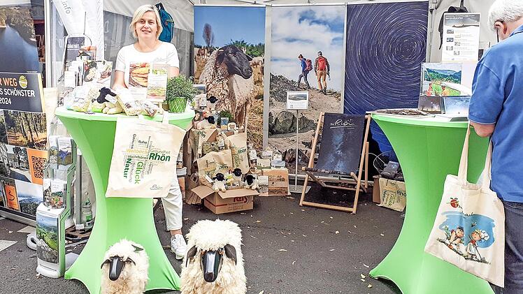 Anl&auml;sslich der Jubil&auml;en 40 Jahre Wandermagazin und 25 Jahre Reisemagazin Tambiente feierte die 1. OutdoorWelt im August 2024 in K&ouml;ln-Lindenthal eine erfolgreiche Premiere. Unter den zahlreichen Ausstellern pr&auml;sentierte sich die Rh&ouml;n GmbH (im Bild ...