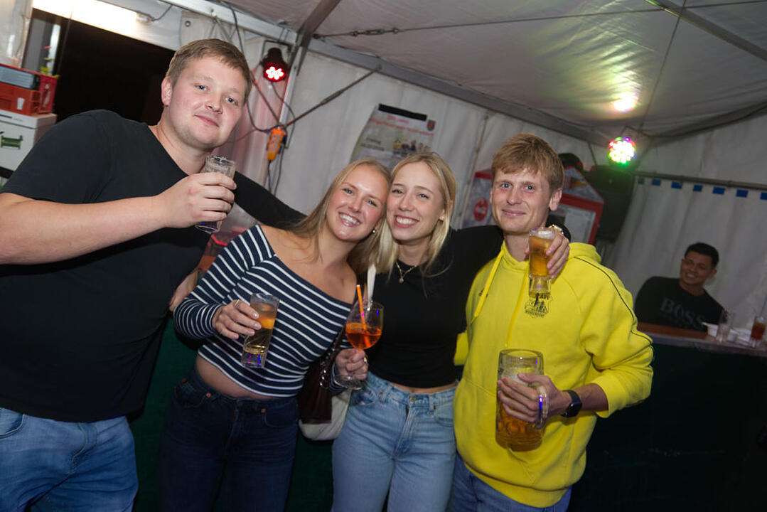 Freitag: Bieranstich & Partyband