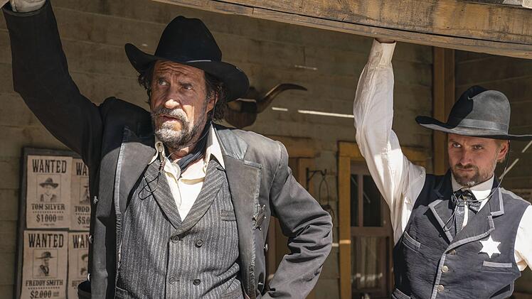 Auch fürs Kino durfte sich Helmfried von Lüttichau (links) kreativ austoben, etwa mit der Rolle des Sheriffs Watson im Western "Der junge Häuptling Winnetou".