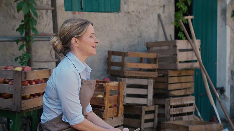 Wie auch in der "Landarztpraxis" zieht es in "Ein Hof zum Verlieben" eine Karrierefrau aufs Land: Die Hamburger Anw&auml;ltin Laura Albers (Staehly) erbt einen Apfelhof am Bodensee.