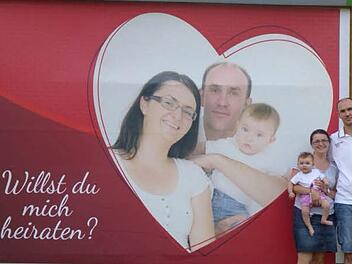 Erinnerungsfoto für das künftige Familienalbum: Stephan steht mit Freundin Stefanie und dem gemeinsamen Töchterchen vor seinem plakativen Heiratsantrag in der Herzog-Max-Straße.  Foto: privat
