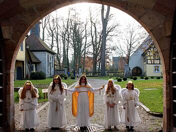Sie sind bereit für Weihnachten (von links): Anna, Johanna, Christkind Hannah, Collien, Mia Foto: Johanna Blum