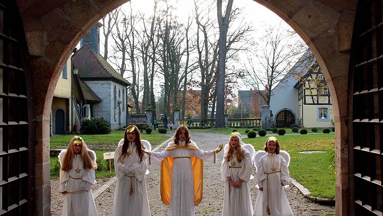 Sie sind bereit für Weihnachten (von links): Anna, Johanna, Christkind Hannah, Collien, Mia Foto: Johanna Blum