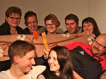 Vorne das Theater-Paar mit Dominik Müller und Nicole Iten; liegend auf der Couch mit dem Beil Jochen Reith; dahinter (von links): Ortrud Böhm, Marco Richter, Stefanie Wickel, Markus Stiller und Gabi Reinhart. Foto: Gerd Schaar