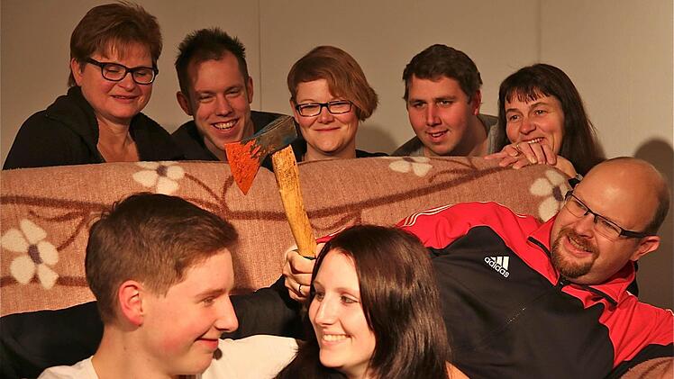 Vorne das Theater-Paar mit Dominik Müller und Nicole Iten; liegend auf der Couch mit dem Beil Jochen Reith; dahinter (von links): Ortrud Böhm, Marco Richter, Stefanie Wickel, Markus Stiller und Gabi Reinhart. Foto: Gerd Schaar