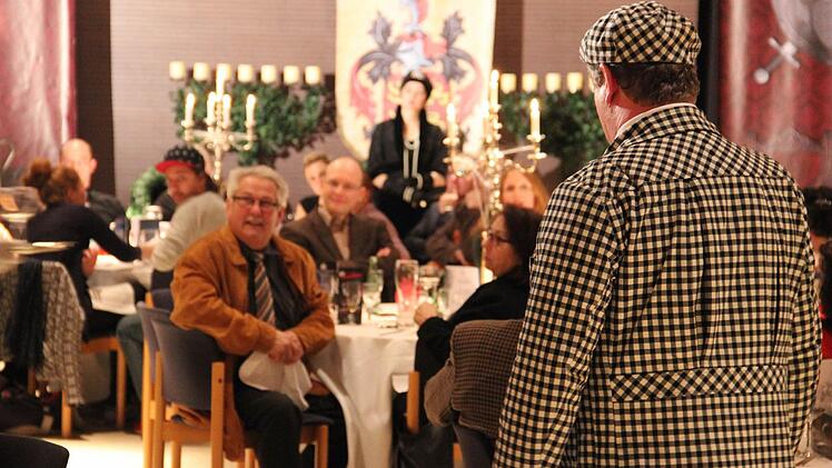 Wer ist der Mörder: Der Inspektor schaut sich unter den Gästen genau um. Foto: Katharina Müller-Sanke