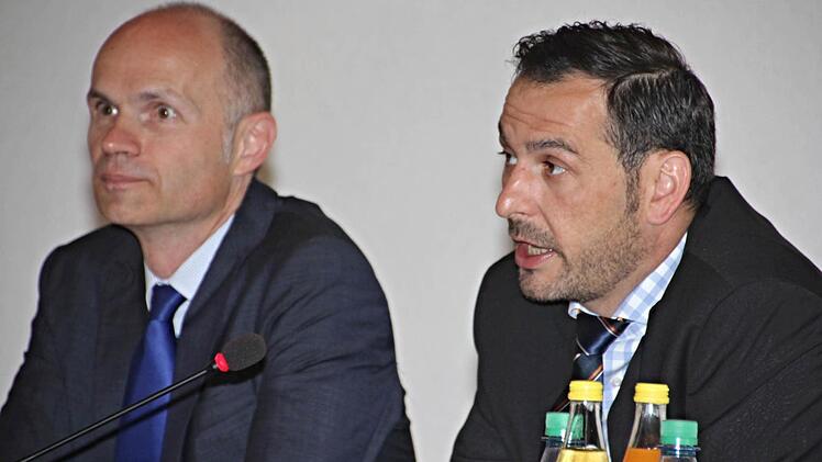 Der Vorsitzende der VHS Haßberge, Bürgermeister Holger Baunacher aus Wonfurt (rechts), und Geschäftsführer Holger Weininger (links), zogen eine positive Jahresbilanz.  Foto: Helmut Will