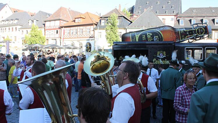 Standkonzert auf dem Marktplatz bei herrlichem Wetter
