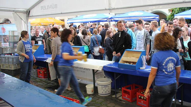 Alle Hände voll zu tun - die Helfer im Ausschank. Foto: Ralf Kestel
