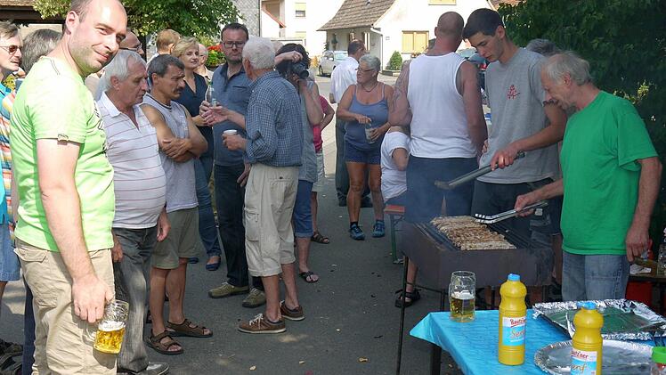 Heiß begehrt: die Bratwürste nach der Verkehrsfreigabe. Foto: Berthold Köhler