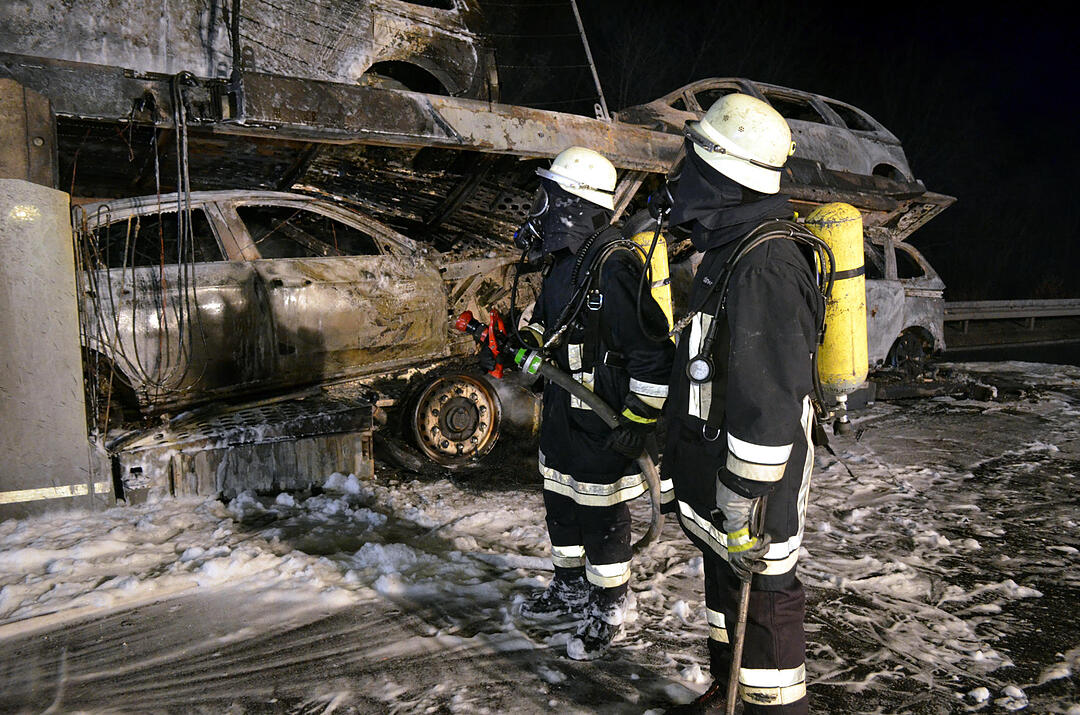 Autotransporter brennt auf A3 bei Helmstadt