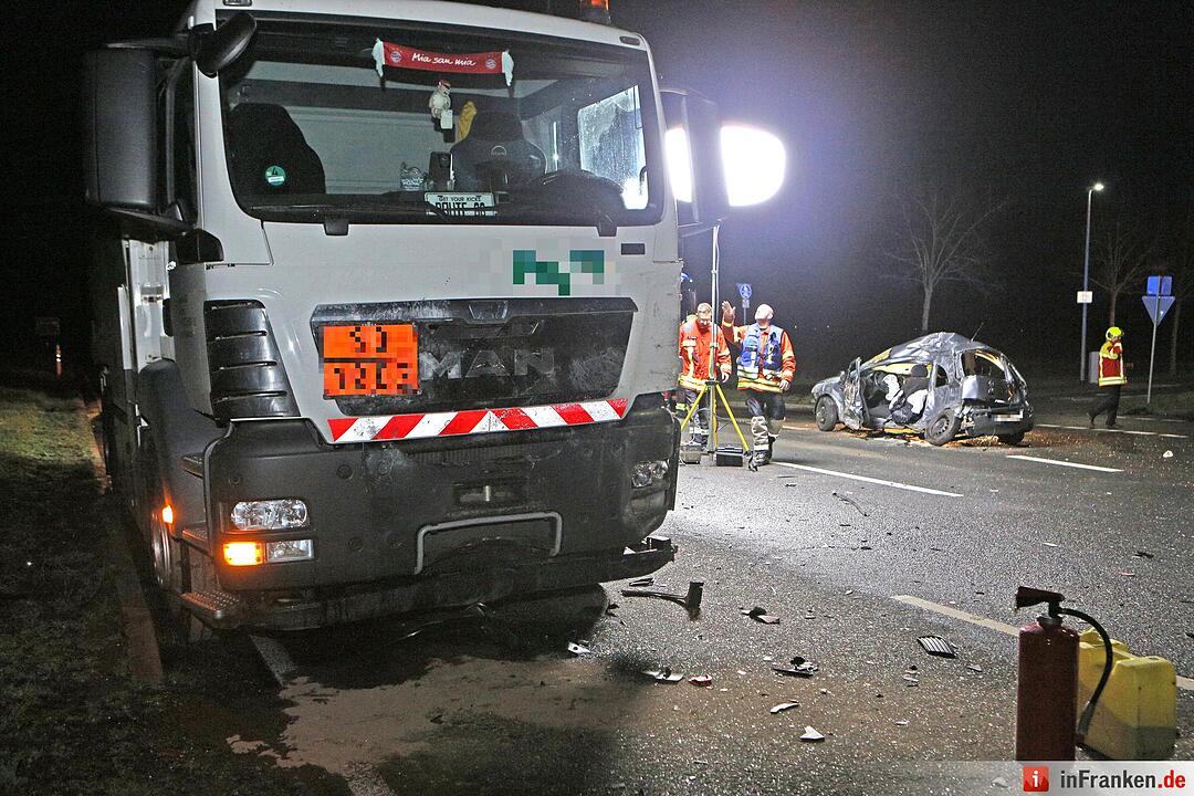 Pkw prallt  in Schweinfurt gegen Tanklastzug