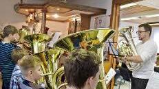 In der Versammlung musizierte Bernhard Sauer mit seinen Schützlingen. Foto: Kathrin Kupka-Hahn