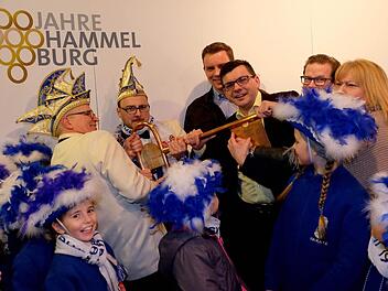 Markus Daum (links) packt kräftig beim Rathaussturm der HakaGe an, am anderen Ende des Rathausschlüssels Hammellburgs Bürgermeister Armin Warmuth. Foto: Gerd Schaar
